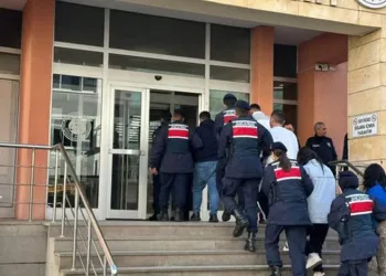 Konya’da bariyerlere çarpan otomobil sürücüsü yaralandı