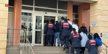 Konya’da bariyerlere çarpan otomobil sürücüsü yaralandı