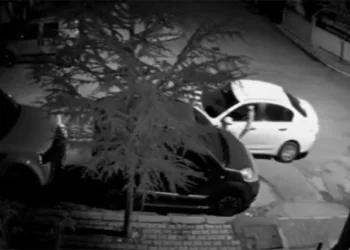 Elindeki cisimle araçları çizdi, rahat tavırları ‘pes’ dedirtti
