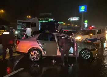 Konya’da bariyerlere çarpan otomobil sürücüsü yaralandı