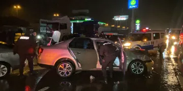 Konya’da bariyerlere çarpan otomobil sürücüsü yaralandı