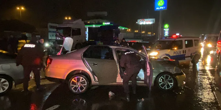 Konya’da bariyerlere çarpan otomobil sürücüsü yaralandı