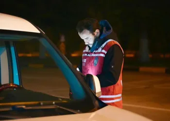 Elindeki cisimle araçları çizdi, rahat tavırları ‘pes’ dedirtti