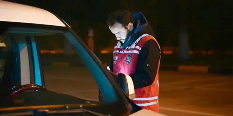 Elindeki cisimle araçları çizdi, rahat tavırları ‘pes’ dedirtti
