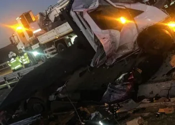 Otomobil bahçeye uçtu: Yaralılar müdahale sonrası olay yerinden kaçtı
