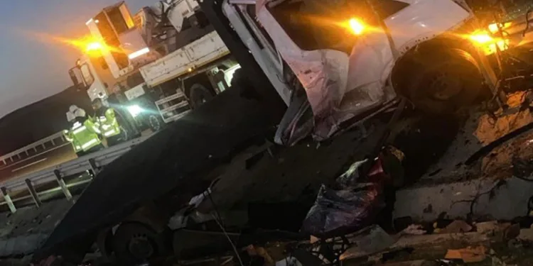 Otomobil bahçeye uçtu: Yaralılar müdahale sonrası olay yerinden kaçtı