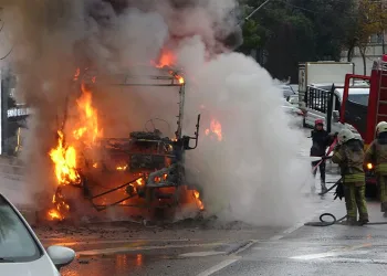 Bursa’da otomobiller kafa kafaya çarpıştı: 4 yaralı