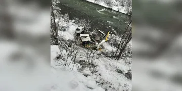 Artvin’de meyve yüklü kamyon dereye yuvarlandı: 1 yaralı
