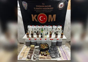 “Küfürlü konuşma” diye uyardığı kişiler kafeye tabancayla ateş etti