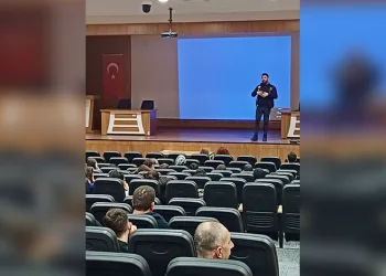 Ters dönen otomobildeki 2 kişi yaralandı