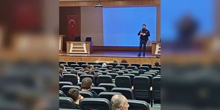 Ters dönen otomobildeki 2 kişi yaralandı