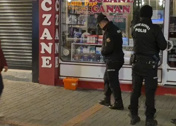 Motosiklet sürücüsü kazada öldü, yakınları çarpan otomobili parke taşıyla parçaladı