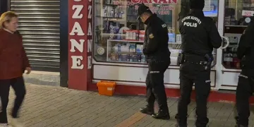 Motosiklet sürücüsü kazada öldü, yakınları çarpan otomobili parke taşıyla parçaladı