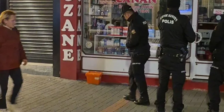 Motosiklet sürücüsü kazada öldü, yakınları çarpan otomobili parke taşıyla parçaladı