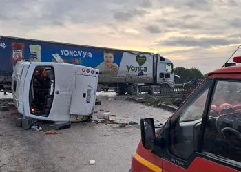 Okul servisi ile TIR çarpıştı: 8 öğrencinin durumu ağır