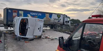 Okul servisi ile TIR çarpıştı: 8 öğrencinin durumu ağır