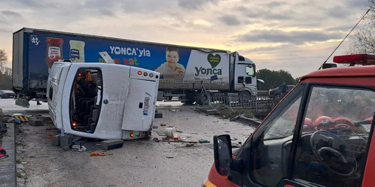 Okul servisi ile TIR çarpıştı: 8 öğrencinin durumu ağır