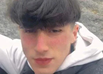 Falezlerden denize uçan araca ulaşıldı, kayıp sürücü aranıyor