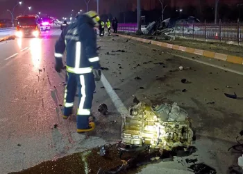 Van’da refüje çarpan otomobilin sürücüsü yarandı