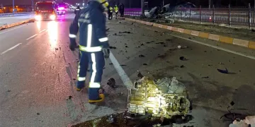 Van’da refüje çarpan otomobilin sürücüsü yarandı