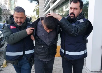 Güngören’de çöken 5 katlı binanın bitişiğindeki 2 bina tahliye edildi