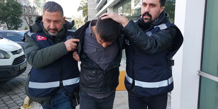 Güngören’de çöken 5 katlı binanın bitişiğindeki 2 bina tahliye edildi