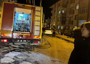 Sürücü fren yerine gaza basınca beton korkulukları yıkan araç bahçe duvarında asılı kaldı