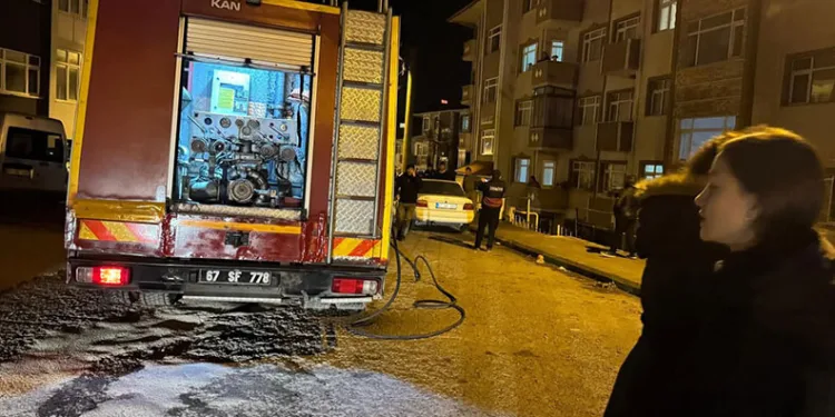 Sürücü fren yerine gaza basınca beton korkulukları yıkan araç bahçe duvarında asılı kaldı