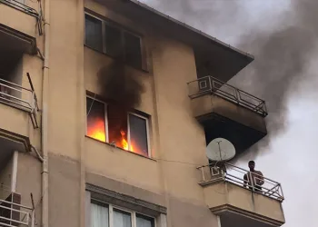 Çorlu’da apartman yangını: Balkonda mahsur kalan şahsı itfaiye kurtardı