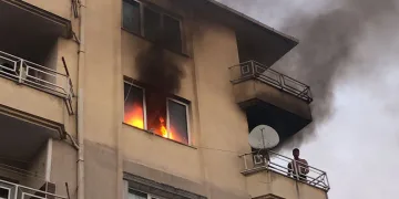 Çorlu’da apartman yangını: Balkonda mahsur kalan şahsı itfaiye kurtardı