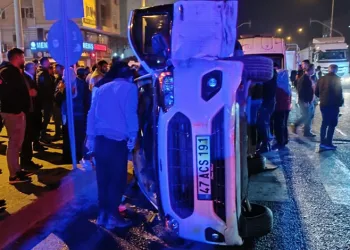 Konya’da bariyerlere çarpan otomobil sürücüsü yaralandı
