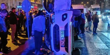 Konya’da bariyerlere çarpan otomobil sürücüsü yaralandı