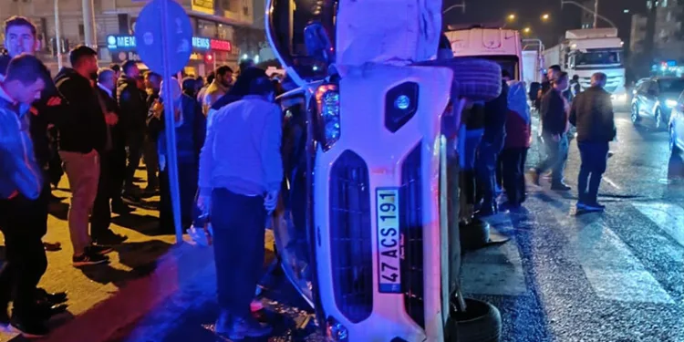 Konya’da bariyerlere çarpan otomobil sürücüsü yaralandı