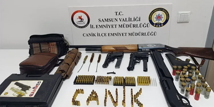 Samsun’da bir evde çok sayıda silah ve mühimmat ele geçirildi