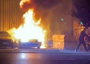 Motosiklet sürücüsü kazada öldü, yakınları çarpan otomobili parke taşıyla parçaladı