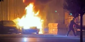 Motosiklet sürücüsü kazada öldü, yakınları çarpan otomobili parke taşıyla parçaladı