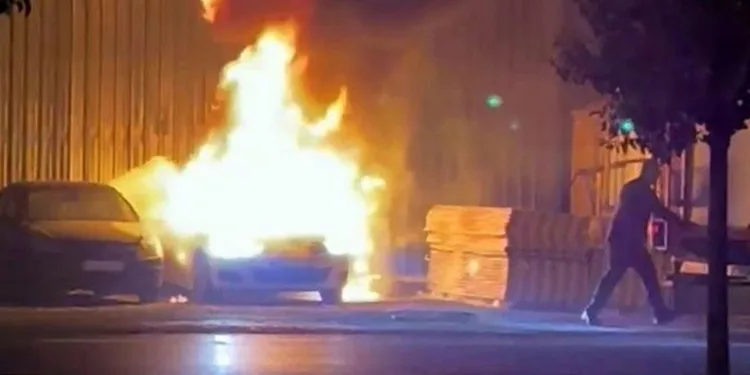 Motosiklet sürücüsü kazada öldü, yakınları çarpan otomobili parke taşıyla parçaladı