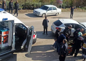 Köpekten kaçarken hafif ticari araca çarpan motosiklet sürücüsü yaralandı