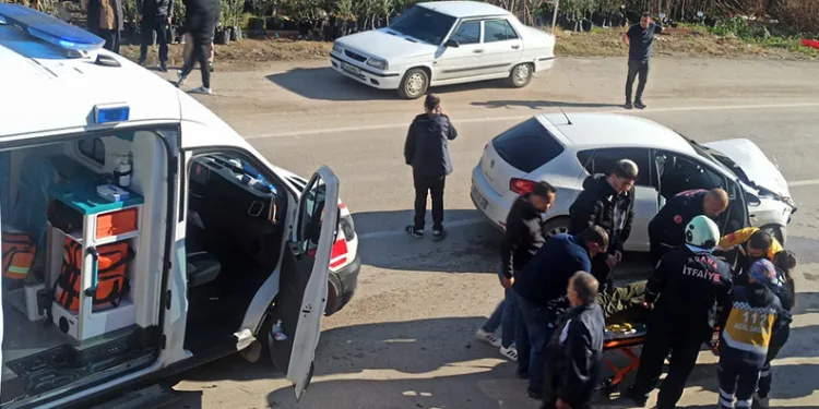 Köpekten kaçarken hafif ticari araca çarpan motosiklet sürücüsü yaralandı