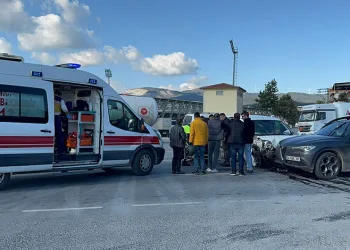 Güngören’de çöken 5 katlı binanın bitişiğindeki 2 bina tahliye edildi