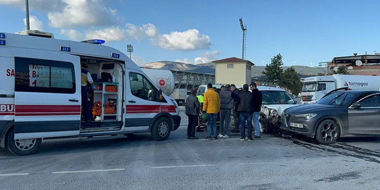 Güngören’de çöken 5 katlı binanın bitişiğindeki 2 bina tahliye edildi