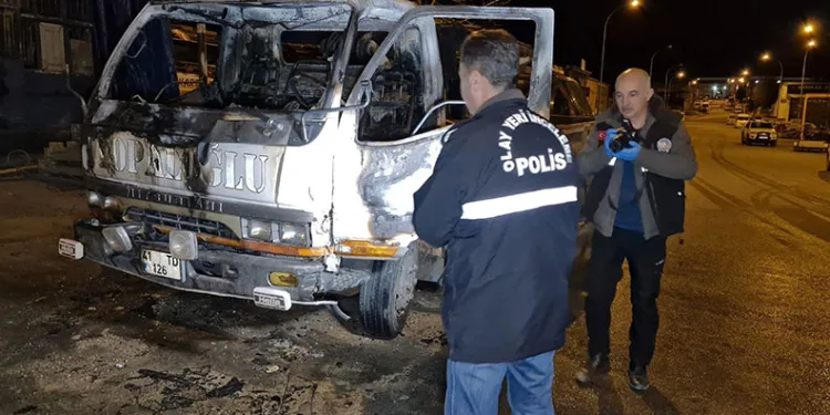 Müşteri gibi geldiler, çilingir sofrasını bedavaya getirdiler