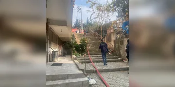 Falezlerden denize uçan araca ulaşıldı, kayıp sürücü aranıyor