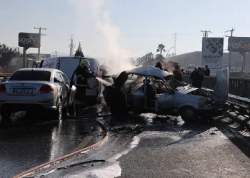 Artvin’de meyve yüklü kamyon dereye yuvarlandı: 1 yaralı