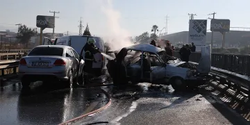 Artvin’de meyve yüklü kamyon dereye yuvarlandı: 1 yaralı