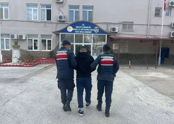Sürücü fren yerine gaza basınca beton korkulukları yıkan araç bahçe duvarında asılı kaldı