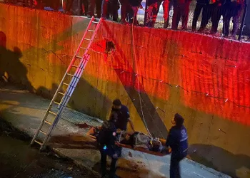 Sürücü fren yerine gaza basınca beton korkulukları yıkan araç bahçe duvarında asılı kaldı