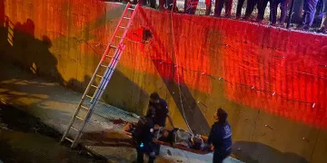 Sürücü fren yerine gaza basınca beton korkulukları yıkan araç bahçe duvarında asılı kaldı