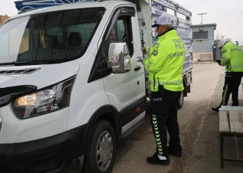 Trafik ekiplerinden kış lastiği denetimi