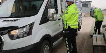 Trafik ekiplerinden kış lastiği denetimi